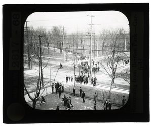 Photo horizontale en noir et blanc de garçons et de filles traversant la rue pour retourner à l
